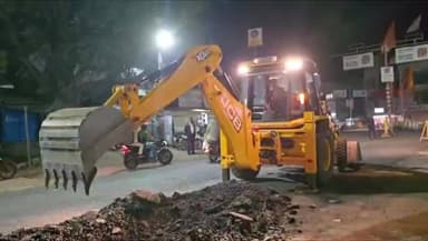 पत्थलगांव: पत्थलगांव में सड़क निर्माण घोटाले की पोल खुली, भाजपाइयों का फूटा गुस्सा, अधिकारियों की मौजूदगी में जेसीबी से उखाड़ी गई