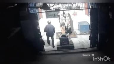 உசிலம்பட்டி: கொக்குடையான் பட்டி கருப்பசாமி கோவிலில் நள்ளிரவில் கடிகாரத்தை திருடிய மர்ம நபர் - சிசிடிவி காட்சி வெளியீடு