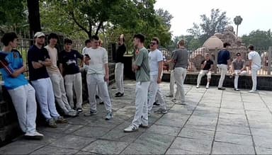 திருக்கழுக்குன்றம்: சுவிட்சர்லாந்து ஹாக்கி வீரர்கள் மாமல்லபுரம் புராதன சின்னங்களை சுற்றி பார்க்க அனுமதி மறுப்பு