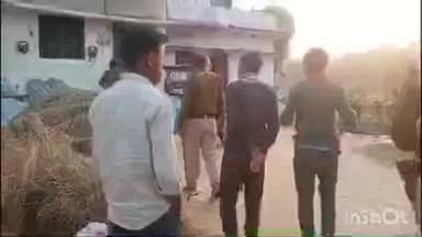 थावे: थावे में हत्या के मामले में फरार तीन आरोपितों के घर पुलिस ने इश्तहार चिपकाया, थाना प्रभारी ने दी जानकारी