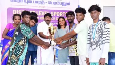 பெரம்பலூர்: பெரம்பலூரில் இளைஞர் நலன் மற்றும் விளையாட்டு அமைச்சகம் சார்பில் நடந்த போட்டிகளில் வெற்றி பெற்றவர்களுக்கு எம்.எல்.ஏ பிரபாகரன் பரிசு வழங்கினா