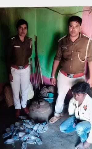 कवर्धा: ग्राम झलमला में अवैध शराब बिक्री करना पड़ा महंगा, एक आरोपी 49 पौवा देशी शराब के साथ गिरफ्तार, न्यायिक रिमांड पर भेजा जेल