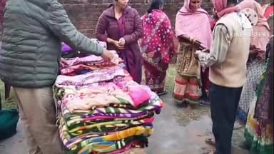 জয়পুর: আনন্দমার্গ প্রচারক সংঘরে পক্ষ থেকে ডামরুঘুটু এলাকায় দুঃস্থ মানুষদের শীতবস্ত্র দেয়া হয়।