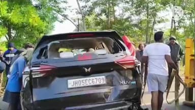 ରାସଗୋବିନ୍ଦପୁର: ଗୁହାଳଡିହାରେ ଭାରସାମ୍ୟ ହରାଇ ଓଲଟିଲା ଦ୍ରୁତଗାମୀ କାର,ଝାଡଖଣ୍ଡ ଅଞ୍ଚଳର ଯୁବକମାନେ ଉଦ୍ଧାର, ଜେସିବି ସହାୟତାରେ ଦୁର୍ଘଟଣାଗ୍ରସ୍ତ କାର ଉଦ୍ଧାର