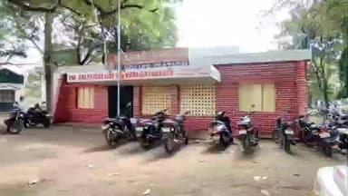 சிங்கம்புனரி: அரசு அனுமதியின்றி டிப்பர் லாரிகளில் செம்மண் ஏற்றியவர்கள் மீது வழக்கு