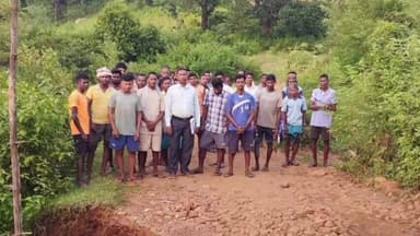 गोइलकेरा: चम्पावा से कारला तक ग्रामीणों ने श्रमदान कर 4 किलोमीटर सड़क की मरम्मत की