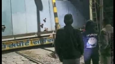 পূব ডিব্ৰুগড়: তিনিচুকীয়া-ডিব্ৰুগড় পথৰ ৰে'ল লেভেল ক্ৰছিঙত এখন ট্ৰাক আবদ্ধ হৈ পৰাত ৰে'ল চলাচল ব্যাহত হৈ পৰে