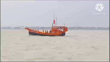 কাকদ্বীপ: হতাশায় মৎস্যজীবীরা প্রায় ৬০ শতাংশ ট্রলার বন্ধের মুখে কাকদ্বীপের বহু ট্রলার বন্ধ মাছ না পাওয়ায় কারণে