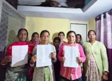 बैकुंठपुर: पुलिस कर्मी के आतंक से दहशत में कॉलोनीवासी, सुरक्षा की मांग को लेकर महिला-पुरुष विरोध पर उतरे