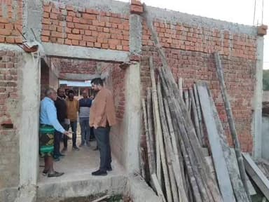 बैकुंठपुर: विकासखंड सोनहत के ग्राम पंचायत घुघरा में जिला पंचायत सीईओ द्वारा किया गया आवास निर्माण का औचक निरीक्षण