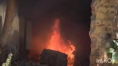 पोड़ी उपरोड़ा: पोड़ी उपरोड़ा के ईश्वर ऑटो गैरेज के गोदाम में लगी भीषण आग, लगभग 20 पुराने बाइक जले, वाहन पहुंची देर से