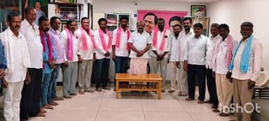 సంగెం: కాంగ్రెస్ పార్టీకి రాజీనామా చేసి పలువురు మాజీ ఎమ్మెల్యే నివాసంలో బిఆర్ఎస్ పార్టీలో చేరారు