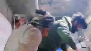 पिपलिया चौकी के पास देर रात स्लीपर बस पलटी, चालक गंभीर, 108 एम्बुलेंस ने मौके पर दी राहत