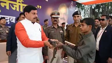 हुज़ूर: बालाघाट में 10 इनामी नक्सलियों का मुख्यमंत्री डॉ. मोहन यादव के सामने आत्मसमर्पण, हथियार डाले