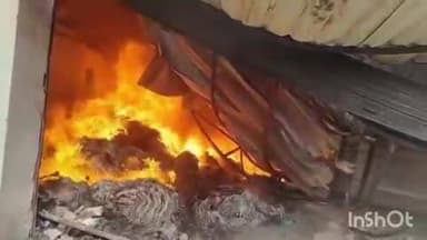 କଟକ ପୌରାଞ୍ଚଳ: ଜଗତପୁର ଥାନା ଅନ୍ତର୍ଗତ ଗୁଜରପୁରରେ ଥିବା ଏକ ପଲିଥିନ କାରଖାନାରେ ଲାଗିଲା ନିଆଁ, ନିଆଁକୁ ଆୟତ୍ତ କରୁଛି ଅଗ୍ନିଶମ ବାହିନୀ