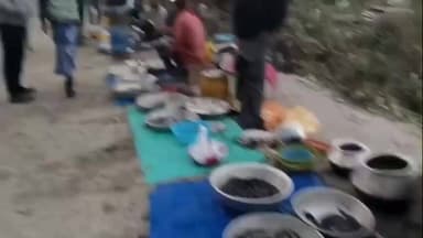 মাল: শীতের আগমনেই নতুন প্রাণ ফিরে পেয়েছে কাঠামবাড়ী বাজার,তিস্তা ও চেল নদীর তাজা মাছ ও ভাপা পিঠে কিনতে দুরদুরান্তের মানুষ আসে