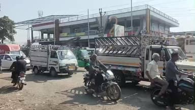 તળાજા: પાલીતાણા ચોકડી નજીક મગફળીની બોરીઓ કાર ઉપર પડતાં અકસ્માત