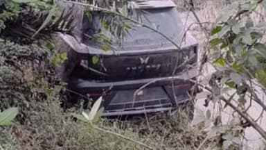 मशरक: मशरक शीतलपुर एसएच 73 पर बड़ी मुसहर टोली के पास एक्सयूवी कार गड्ढे में पलटी