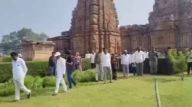 ಬಾದಾಮಿ: ಚಾಲುಕ್ಯ ಉತ್ಸವ ಹಿನ್ನೆಲೆಯಲ್ಲಿ ಪಟ್ಟದಕಲ್ಲಗೆ ಭೇಟಿ ನೀಡಿ, ಆಕರ್ಷಕ ವೇದಿಕೆ ನಿರ್ಮಾಣಕ್ಕೆ ಅಧಿಕಾರಿಗಳಿಗೆ ಸೂಚಿಸಿದ ಶಾಸಕ ಚಿಮ್ಮನಕಟ್ಟಿ