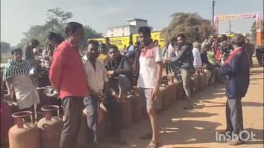 बेमेतरा: मोहभठ्ठा वार्ड में गैस भरवाने आए लोगों को कड़ी मशक्कत के बाद मिल रहा गैस, लोगों ने ज्यादा पैसे लेने का लगाया आरोप