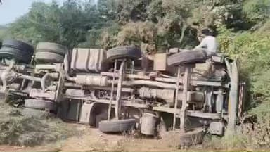 लालगंज: राजापुर पेट्रोल पंप के पास हाईवे पर अवारा पशुओं को बचाने के चक्कर में गेहूं और चना लदी ट्रक खाई में पलटी