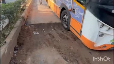 મણિનગર: રખિયાલમાં બીઆરટીએસ બસ ખાડામાં ફસાઈ