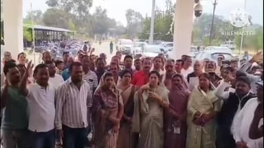 धान खरीदी केंद्रों में टोकन नहीं काटने पर MLA उत्तरी जांगड़े के साथ कांग्रेस कार्यकर्ताओं ने किया प्रदर्शन