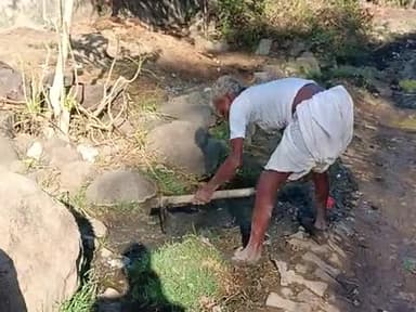 gram panchayat borda ke gaun borda ke raste ki istithi itni khrab hai ki aam jan ko aawa gaman me preshaniya aati hai