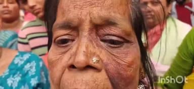 বালি-জগাছা: বালি পৌরসভার অন্তর্গত ৩২ নম্বর ওয়ার্ড এলাকার রাস্তা অবরোধ করে বিক্ষোভ দেখা স্থানীয় বাসিন্দারা