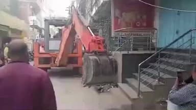 छपरा: छपरा शहर की हरिमोहन गली में अतिक्रमण हटाओ अभियान चलाया गया