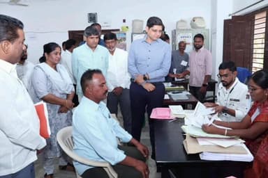 దోమకొండ: దోమకొండలో పోస్టల్ బ్యాలెట్ కౌంటర్ను సందర్శించి, ఉద్యోగులు ఓటు హక్కును వినియోగించుకునేలా చూడాలి :కలెక్టర్ ఆశిష్ సాంగ్వాన్