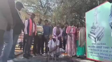 गुमला: अल्बर्ट एक्का जारी से लाई गई मिट्टी से प्रतिमा निर्माण शुरू