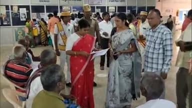 பெரம்பலூர்: கலெக்டர் அலுவலகத்தில் மக்கள் குறைதீர்க்கும் நாள் கூட்டம், பொதுமக்களிடமிருந்து 378 மனுக்களை கலெக்டர் பெற்றார்