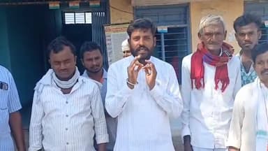 ಹುಲಸೂರ: ವಿದ್ಯುತ್ ಸಮಸ್ಯೆ ನಿವಾರಣೆಗೆ ಒತ್ತಾಯಿಸಿ ಪಟ್ಟಣದಲ್ಲಿ ಮೀರಖಲ್ ಗ್ರಾಮದ ರೈತರಿಂದ ಪ್ರತಿಭಟನೆ