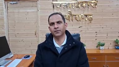 पिथौरागढ़: कलेक्ट्रेट में जनसुनवाई के दौरान DM भटगांई ने कहा- अब फाइलों में ढिलाई नहीं चलेगी