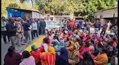 रामनगर: रामनगर के ग्राम पूछड़ी में वन विभाग की जमीन से हटाए गए अतिक्रमण के खिलाफ पीड़ित परिवारों ने तहसील में किया धरना प्रदर्शन