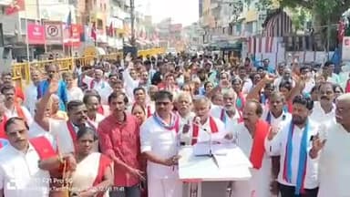 பெரம்பலூர்: காந்தி சிலை பகுதியில் கோரிக்கைகளைவலியுறுத்தி மார்க்சிஸ்ட் கம்யூனிஸ்ட், இந்திய கம்யூனிஸ்ட் , விடுதலை சிறுத்தை் கட்சியினர் ஆர்ப்பாட்டம்