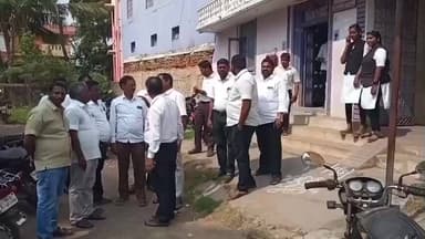 உத்திரமேரூர்: உத்திரமேரூரில்
இணையவழியில் வழக்குகள் தொடுக்கும் முறையை திரும்பபெறகோரி வழக்கறிர்கள் நீதிமன்றத்தை புறக்கனித்து ஆர்ப்பாட்டம்