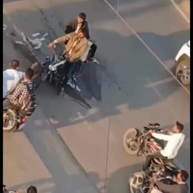 રાજકોટ: બુટલેગરો બેફામ, રૈયા ટેલિફોન એક્સચેન્જ નજીક બાઈક સ્લીપ થતા વેર વી કેન થયેલ દારૂની પોટલીઓ એકઠી કરી ચાલતી પકડી