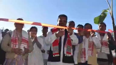 ডুমডুমা: ২ নং শান্তিপুৰ খেলপথাৰৰ সীমাত এখন প্ৰাচীৰ নিৰ্মাণকাৰ্যৰ শুভাৰম্ভ কৰে শদিয়া সমষ্টি বিধায়ক বলীন চেতিয়াই