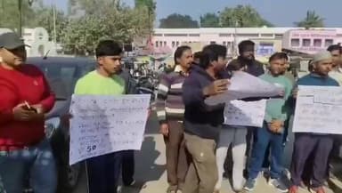 फतेहपुर: नगर पालिका के पास पटाखा व्यापारियों ने भीख मांगकर किया प्रदर्शन, कहा- जनपद के अधिकारी झूठे, आज तक नहीं मिला मुआवजा