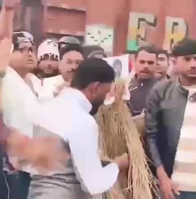 चास: आईटीआई मोड़ पर विस्थापित नौजवानों ने सांसद का पुतला दहन किया, कहा- बात नहीं करने पर हर जगह होगा विरोध