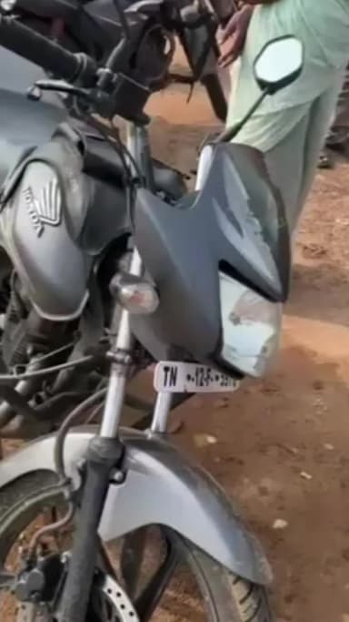 మన్నారు పోలూరు వద్ద రోడ్డు ప్రమాదం ముగ్గురికి గాయాలు