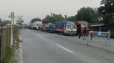 আলিপুরদুয়ার ২: ৩১ নম্বর জাতীয় সড়কের শামুকতলা রোডে কয়েক হাজার গাড়ি দাঁড়িয়ে পড়লো