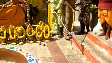 தருமபுரி: வாழப்பாடி: குமாரசாமிபேட்டை சிவசுப்ரமணியசுவாமி கோயிலில் பாம்பு தீயணைப்புத்துறை மீட்பு..