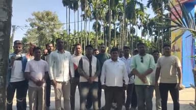 কালচিনি: উত্তরবঙ্গে সফরে রয়েছেন মুখ্যমন্ত্রী, কালচিনি ব্লকে সাঁওতাল ভাষায় স্কুলের দাবি ও সাঁওতাল বোর্ড গঠনের দাবিতে বিক্ষোভ