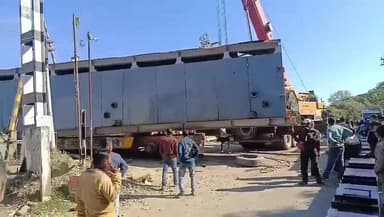 পূব ডিব্ৰুগড়: লাহোৱালৰ ৰেল ক্ৰচিঙত আবদ্ধ অইলৰ এখন বিশাল ট্ৰেলাৰ, দুয়োকাষে আবদ্ধ শশ যানবাহন