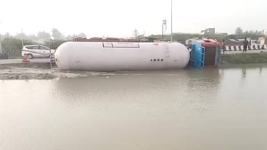 பொன்னேரி: மீஞ்சூர் - வண்டலூர் வெளிவட்ட சாலையில் எல்பிஜி டேங்கர் லாரி கவிழ்ந்து விபத்து