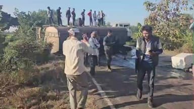 बक्स्वाहा: बकस्वाहा-छतरपुर मार्ग पर कंटेनर और ट्रक की भीषण टक्कर, हाईवे पर घंटों लगा जाम