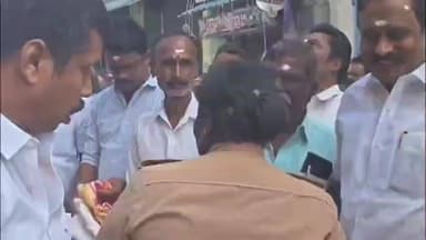 திருப்பத்தூர்: திருப்பத்தூரில் நடைபெற்ற கும்பாபிஷே விழாவில் பக்தர்களுக்கு பிஸ்கட் வழங்கிய இஸ்லாமியர்கள்